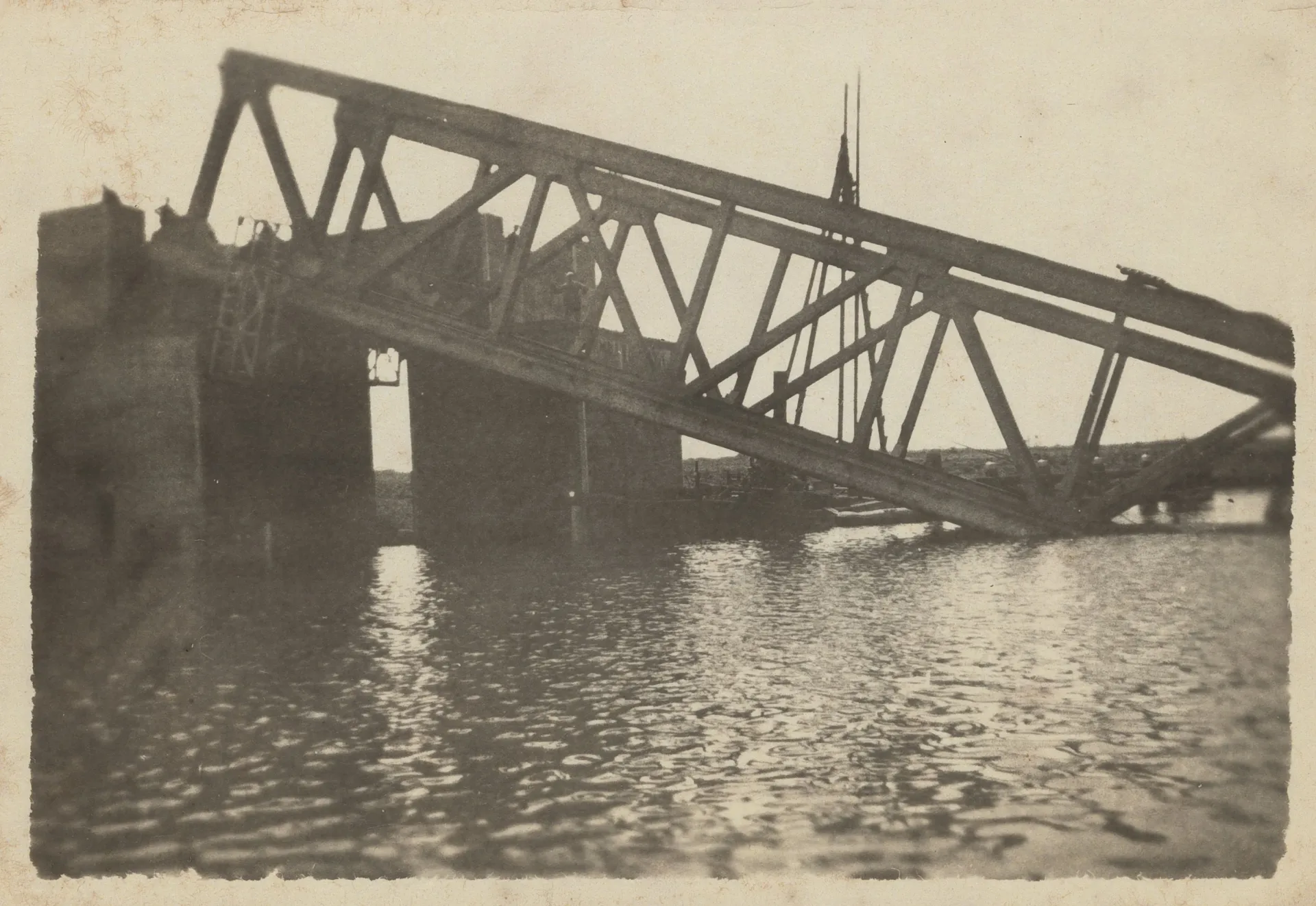 De zwaar beschadigde en deels ingestorte burg over het Van Starkenborghkanaal in 1934.
