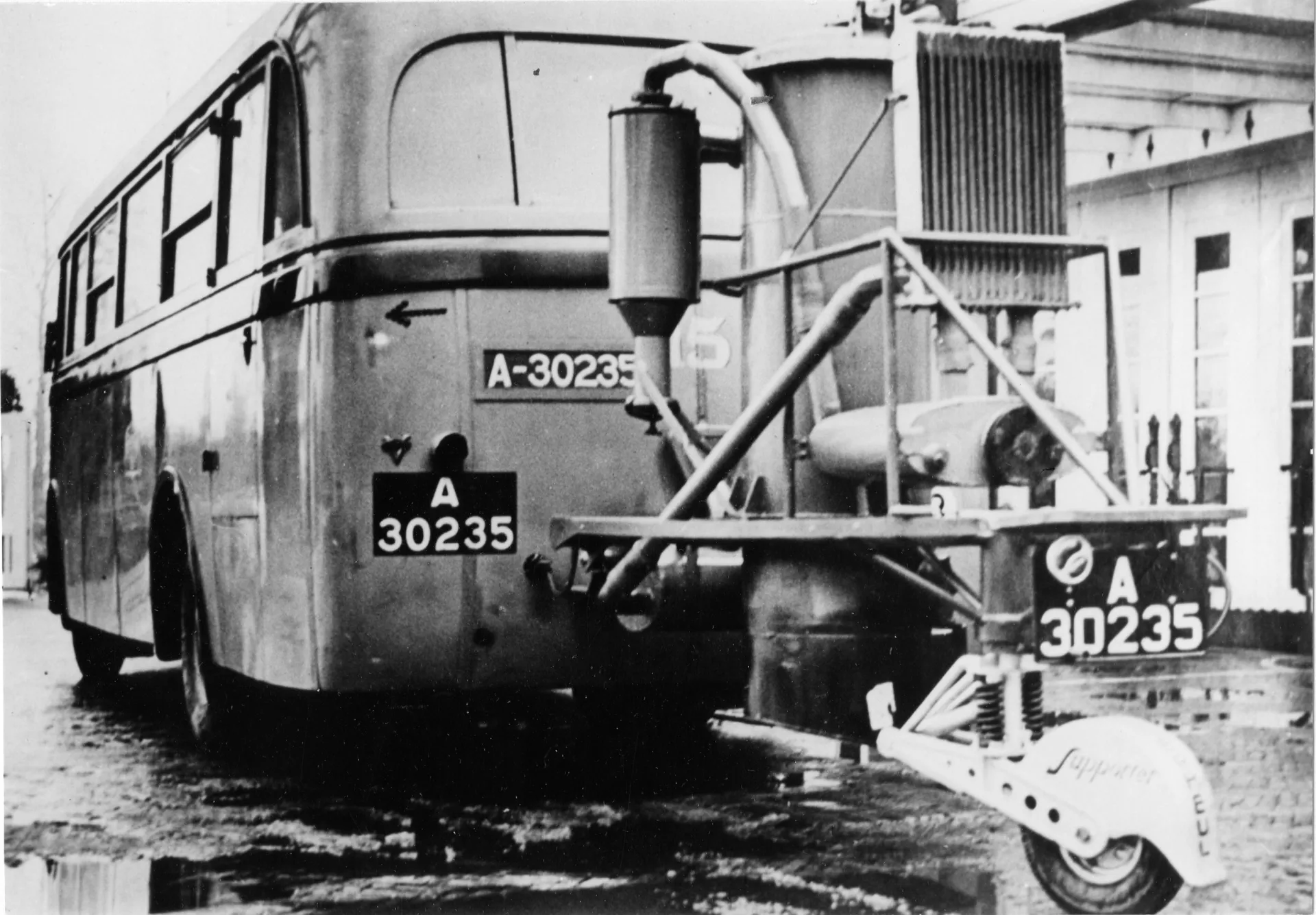 Stadsbus 15 met turfgasgenerator bij de Fongers-garage in Groningen. Een zwart-wit foto uit 1941.