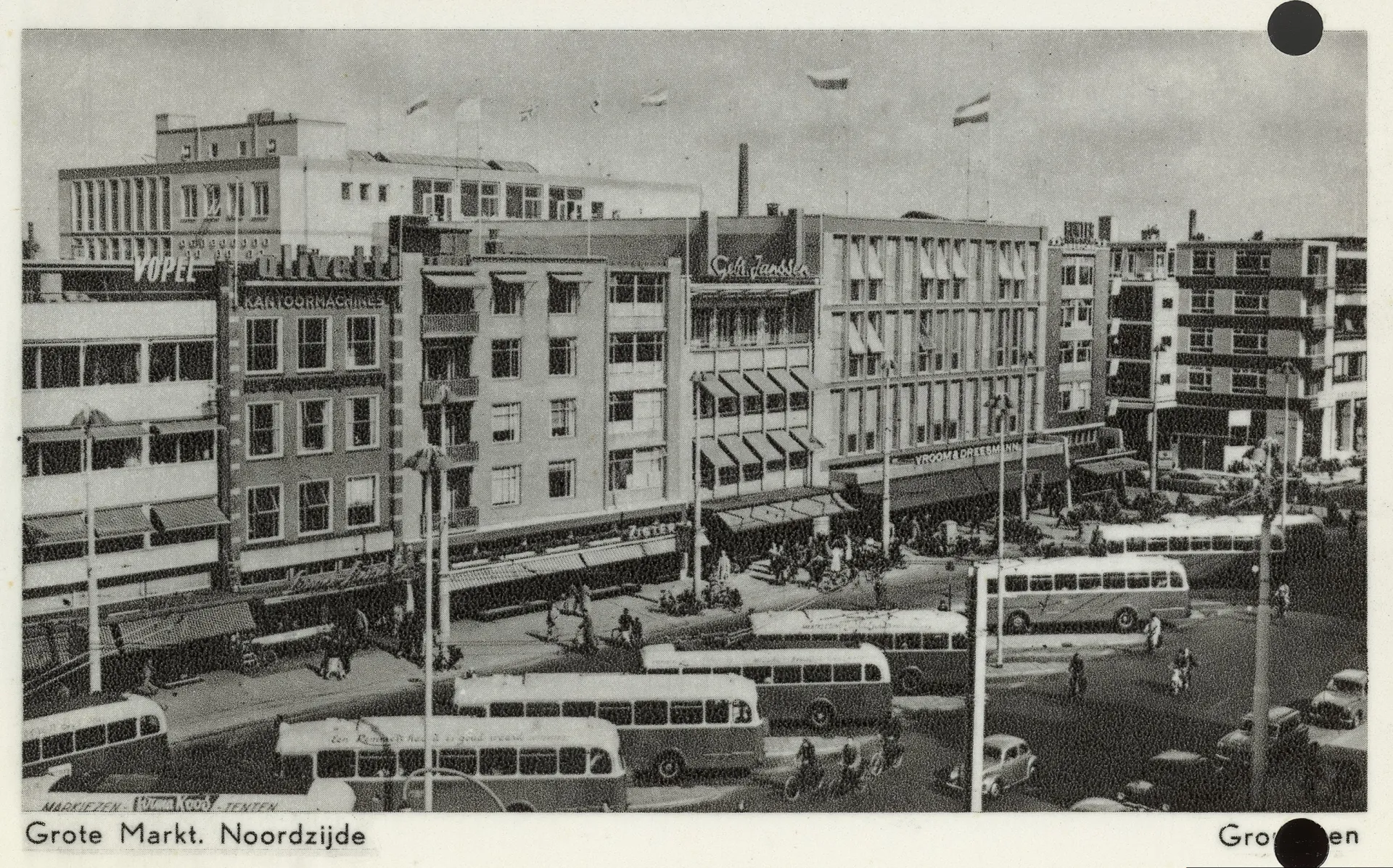 Oude zwart-witfoto uit 1959 van de Grote Markt Noordzijde in Groningen met bussen, busstation en gebouwen. 