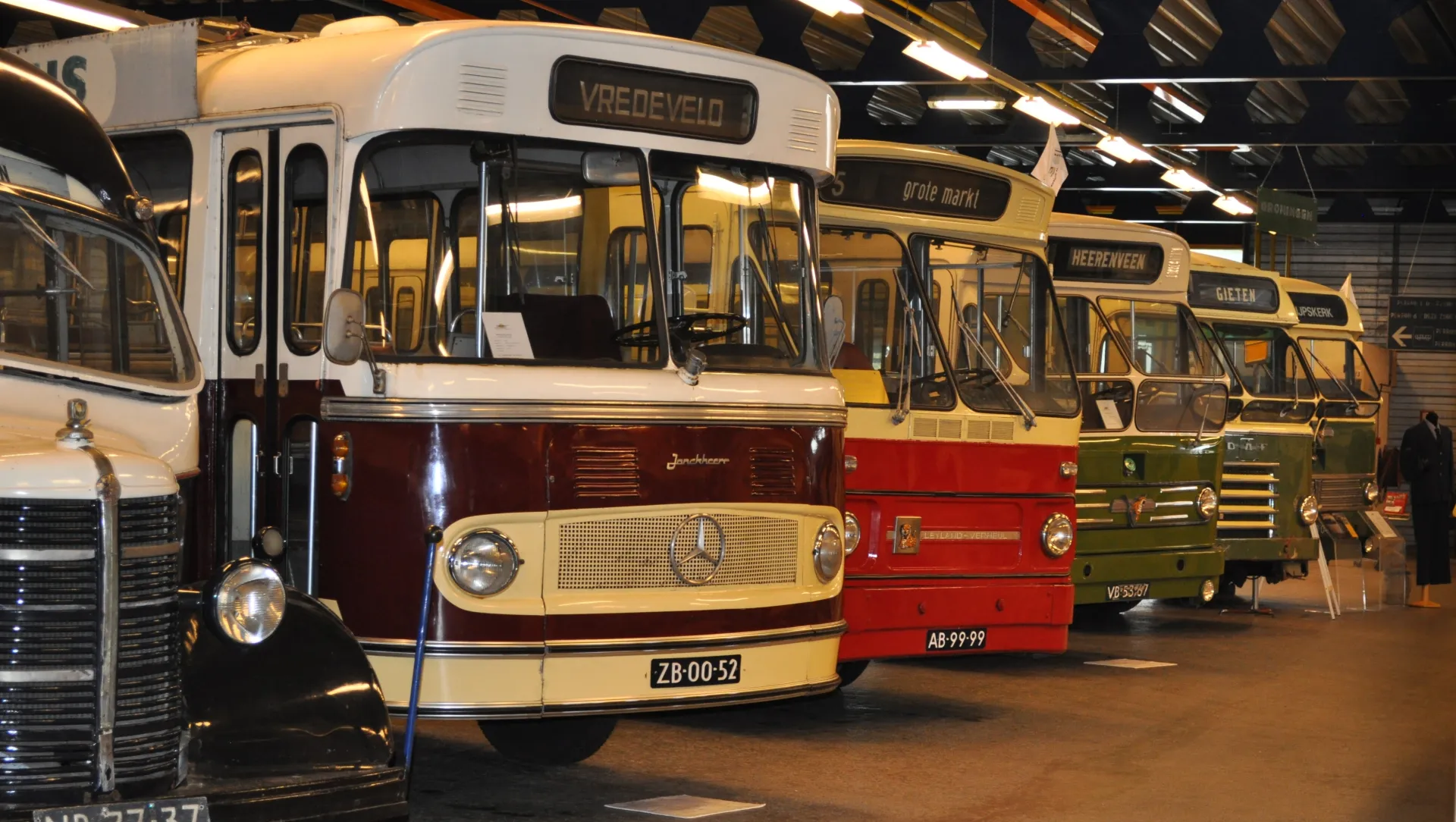 Rij Groninger vintage bussen tentoongesteld in het Nationaal Bus Museum.