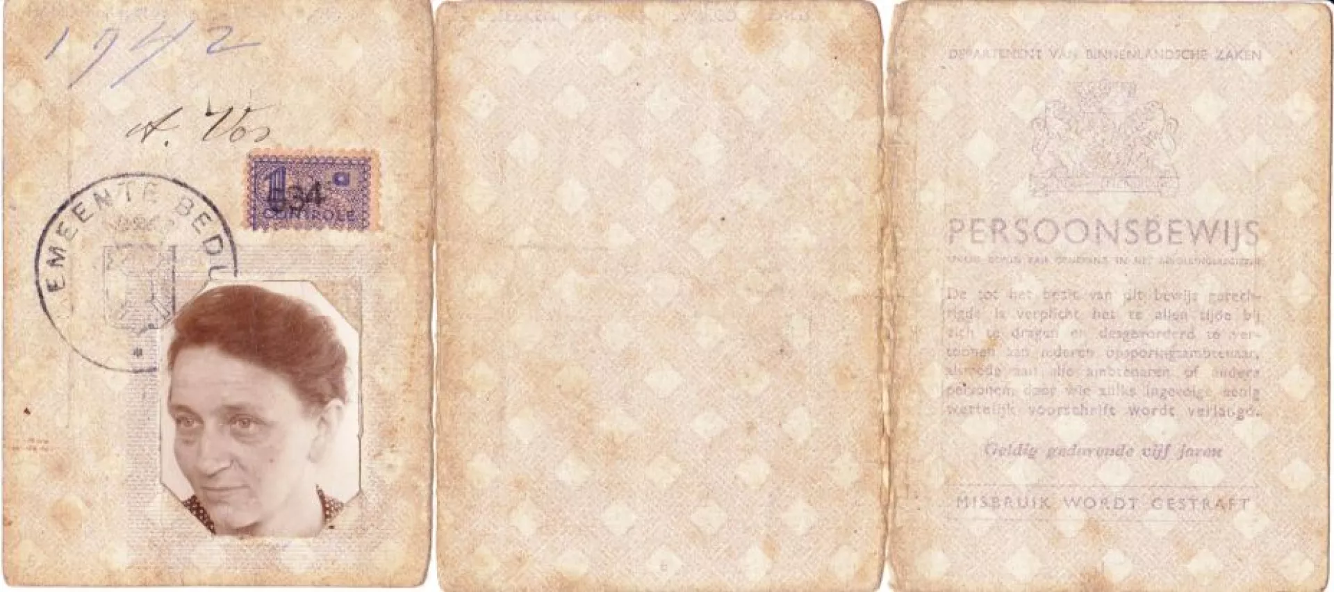 Het persoonsbewijs van Anna Vos met foto en stempel.