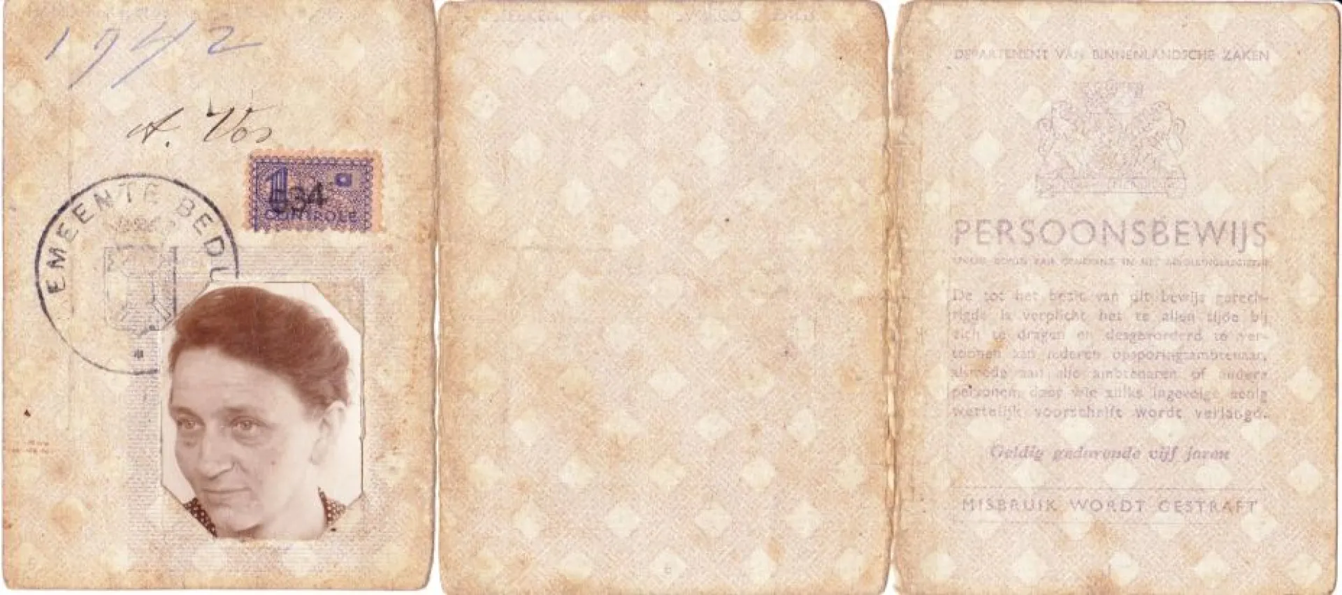Het persoonsbewijs van Anna Vos met foto en stempel.