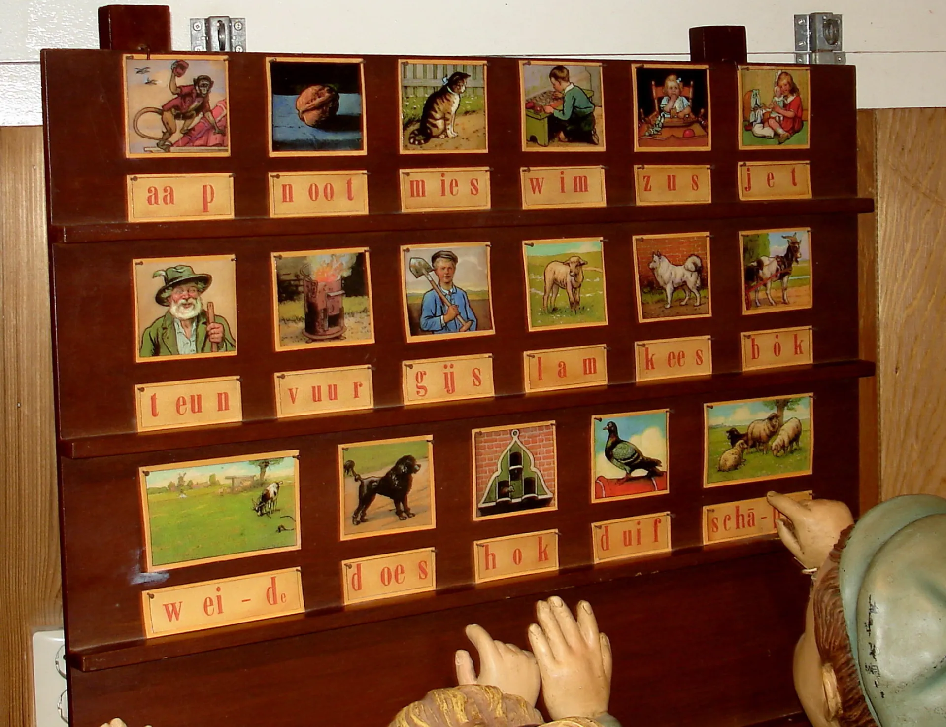 Oude Nederlandse taal- en beeldpuzzels voor kinderen op een kastje.