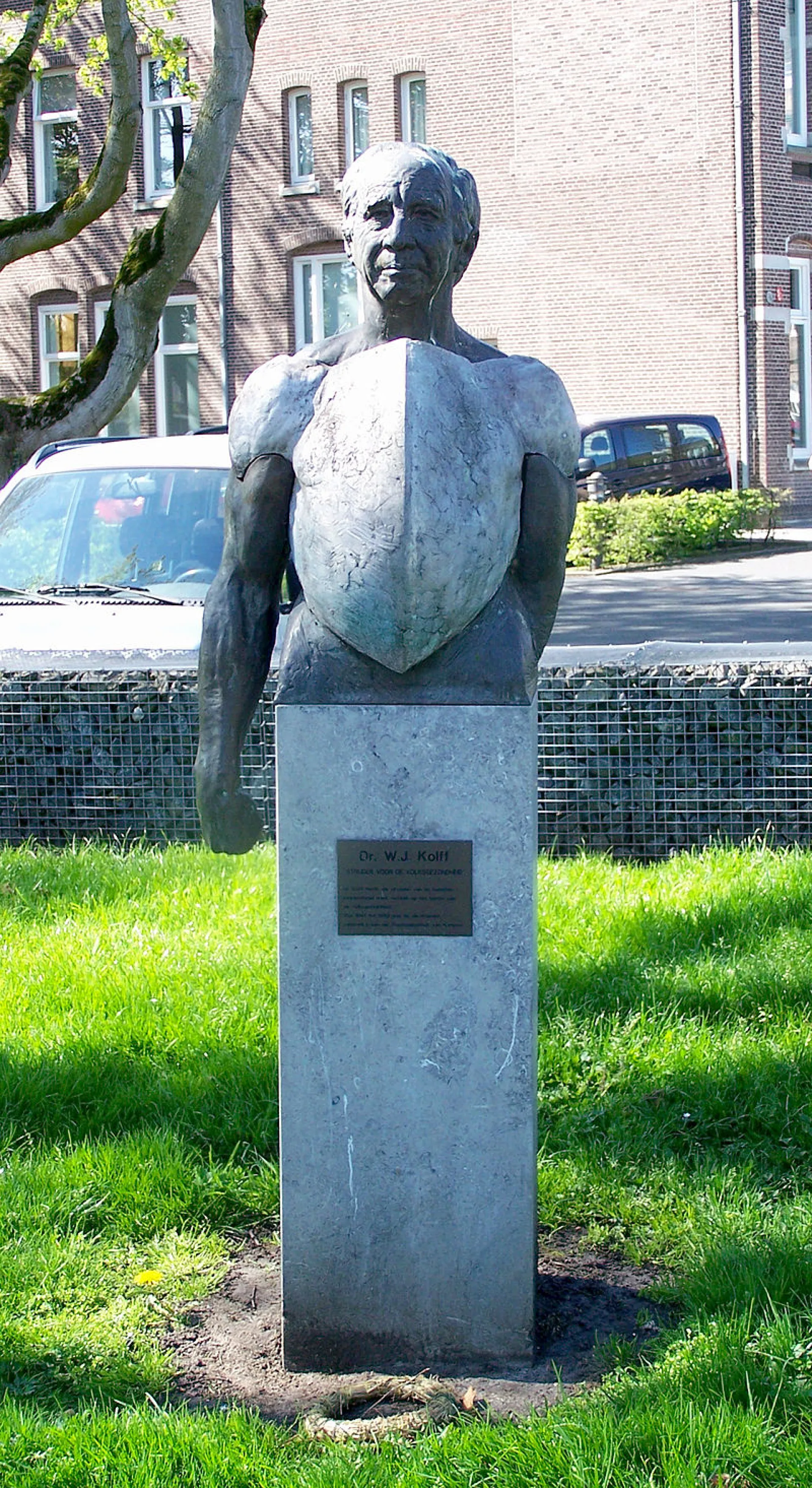 Bronzen borstbeeld van Willem Kolff op een sokkel. Hij draagt een soort middeleeuws harnas.