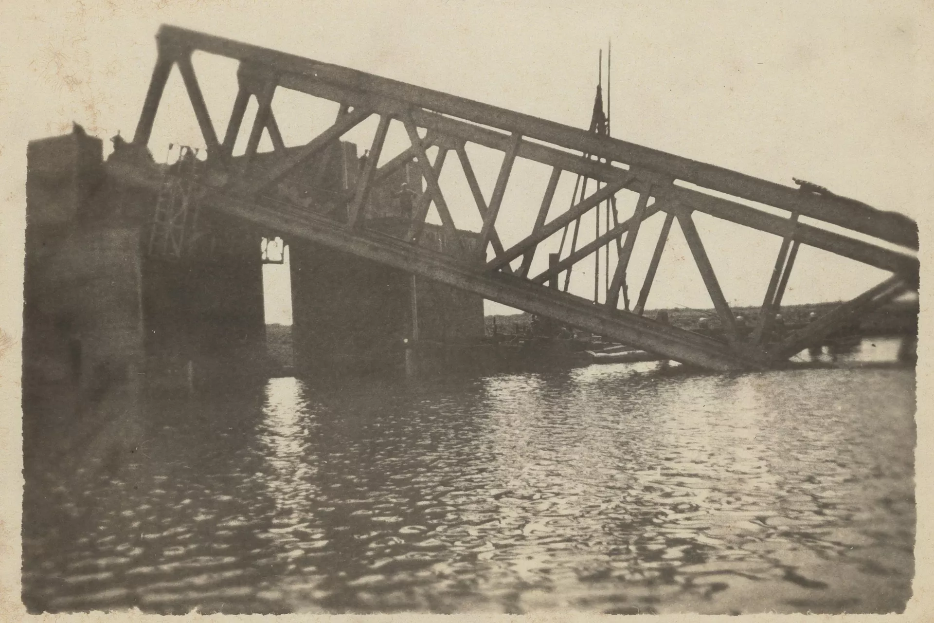 De zwaar beschadigde en deels ingestorte burg over het Van Starkenborghkanaal in 1934.