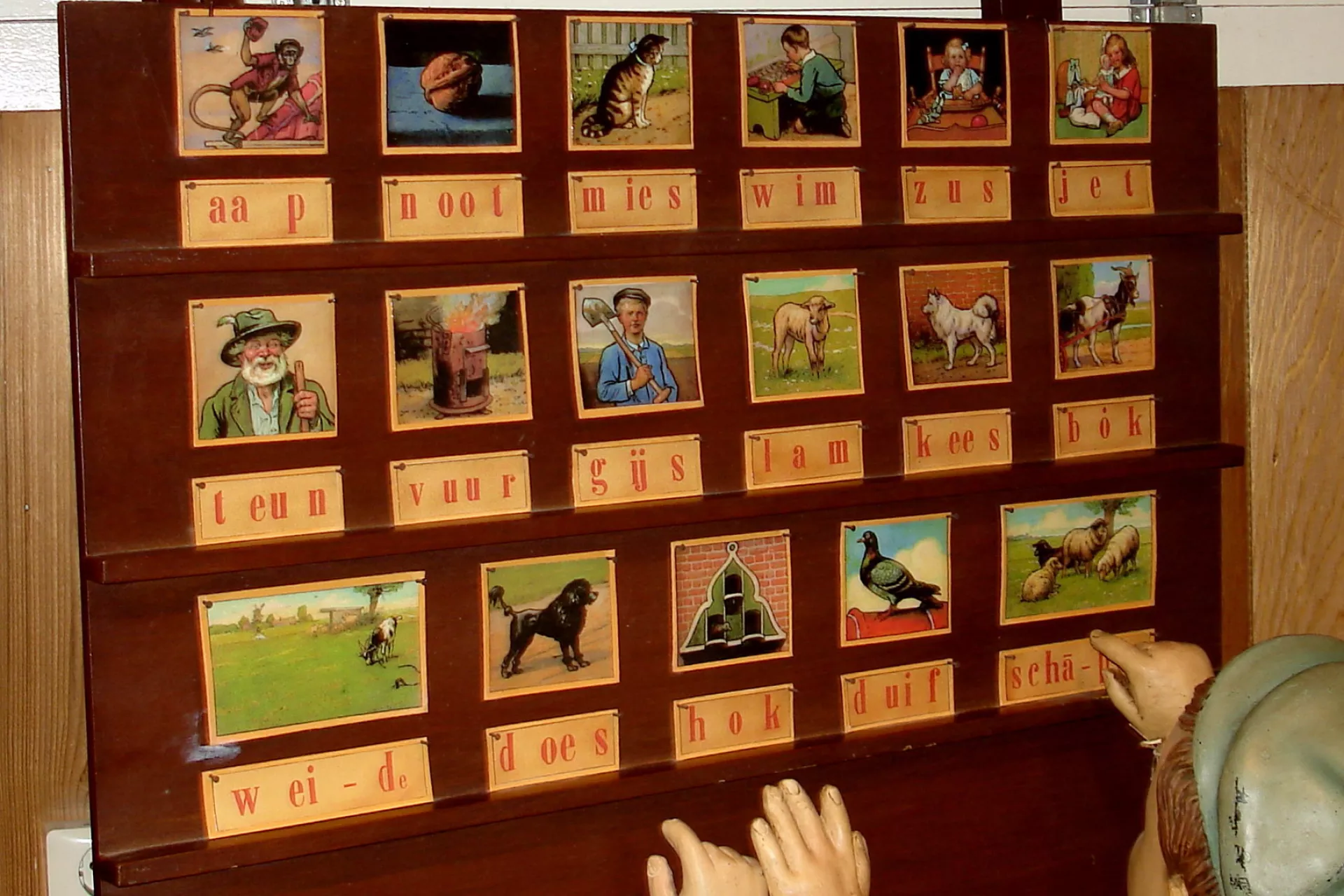 Oude Nederlandse taal- en beeldpuzzels voor kinderen op een kastje.