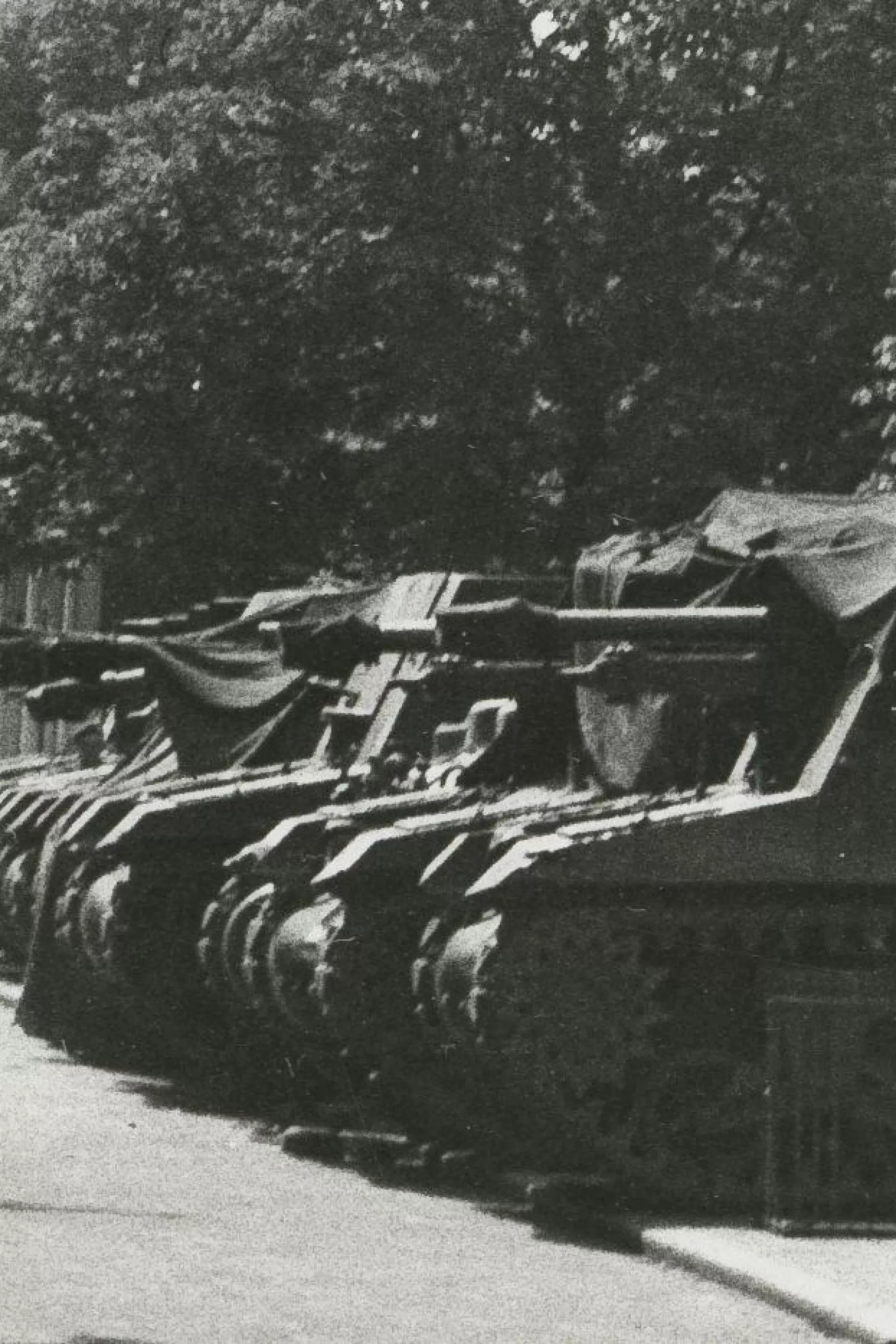 Canadese tanks staan na de bevrijding geparkeerd naast de kerk in Haren.
