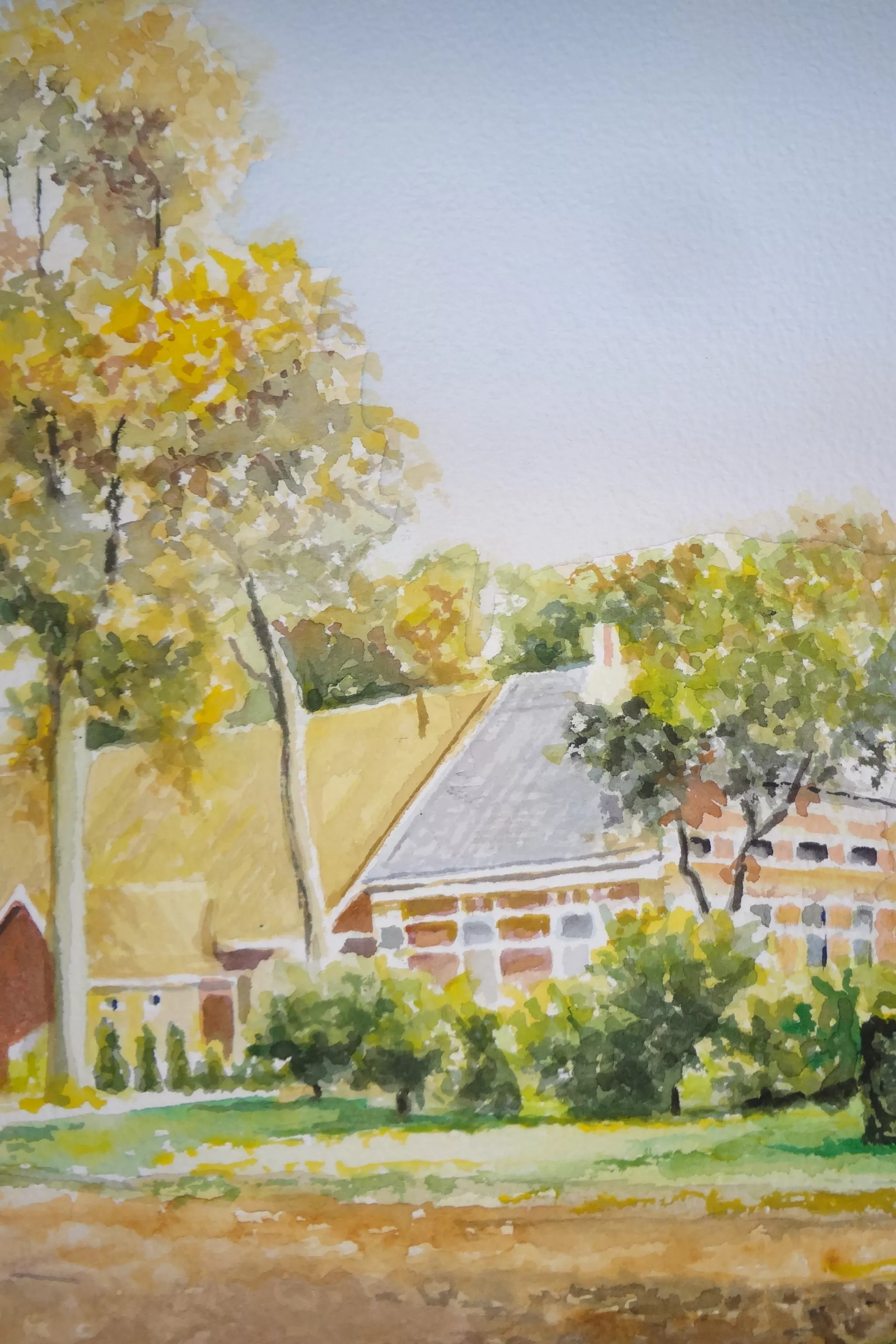 Waterverfschilderij van een boerderij omringd door bomen en groen.